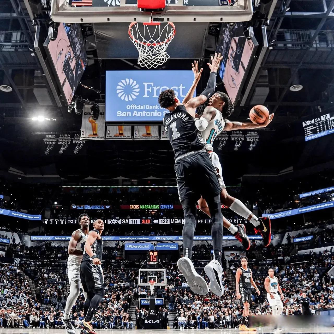 包含奥兰多魔术发布备战花絮，清晨刷新队史纪录，NBA季后赛任务艰巨，身体对抗强度拉满的词条